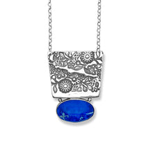 Cargar imagen en el visor de la galería, Dije Flores con lapislázuli, con cadena
